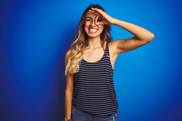 Jovem Bela Mulher Vestindo Listras Shirt Sobre Azul Isolado Fundo — Fotografia de Stock