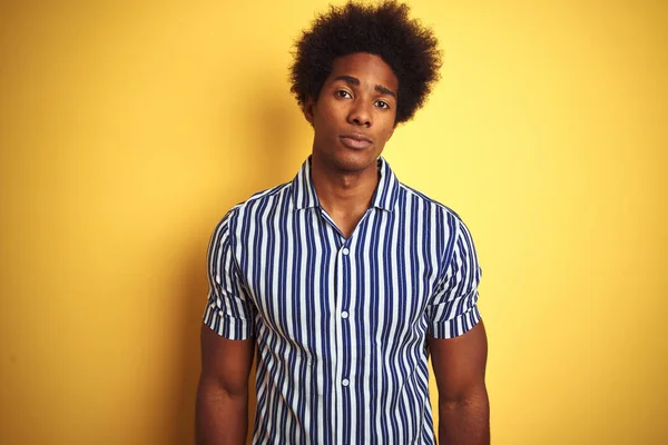Amerikanischer Mann Mit Afro Haaren Gestreiftem Hemd Vor Isoliertem Gelben — Stockfoto