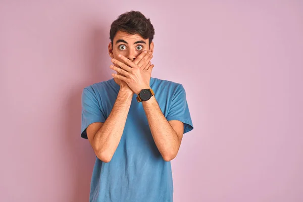 Adolescente Chico Usando Casual Camiseta Pie Sobre Azul Aislado Fondo — Foto de Stock