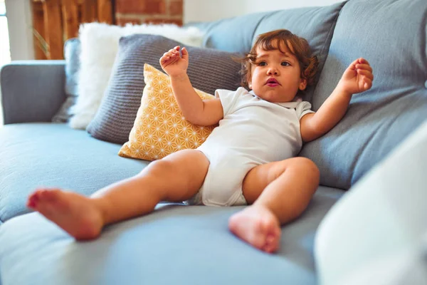 Hermosa Niña Niño Pequeño Con Traje Cuerpo Blanco Acostado Sofá — Foto de Stock