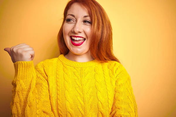 Mujer Pelirroja Joven Vistiendo Suéter Invierno Pie Sobre Fondo Amarillo —  Fotos de Stock