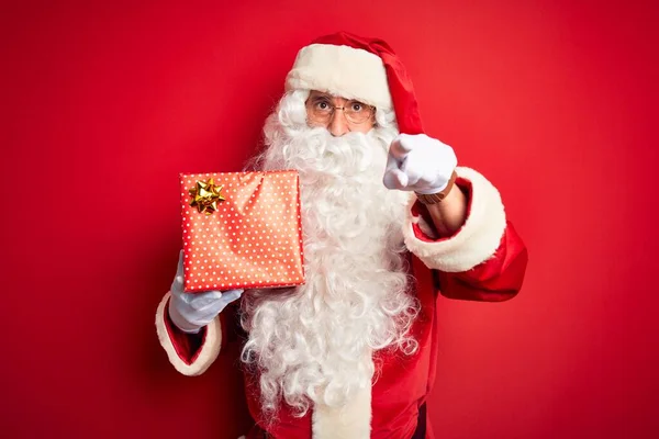 Muž Středního Věku Kostýmu Santa Clause Drží Dárek Izolovaném Červeném — Stock fotografie