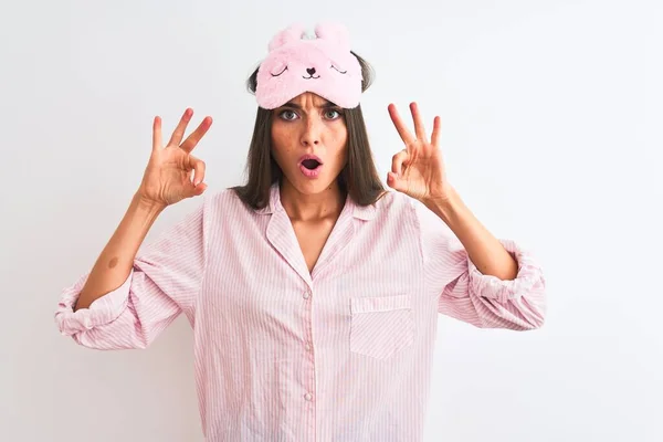 Jovem Mulher Bonita Vestindo Máscara Sono Pijama Sobre Fundo Branco — Fotografia de Stock