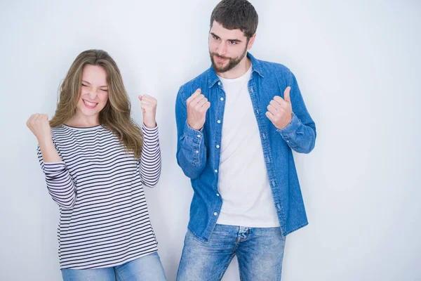 Jovem Belo Casal Juntos Sobre Fundo Isolado Branco Muito Feliz — Fotografia de Stock