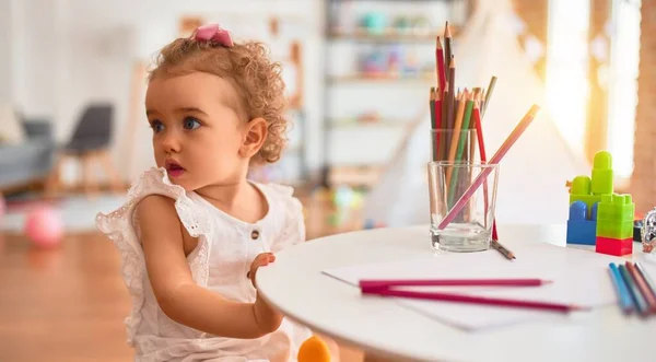 Prachtige Kaukasische Baby Spelen Met Speelgoed Kleurrijke Speelkamer Vrolijke Speelse — Stockfoto