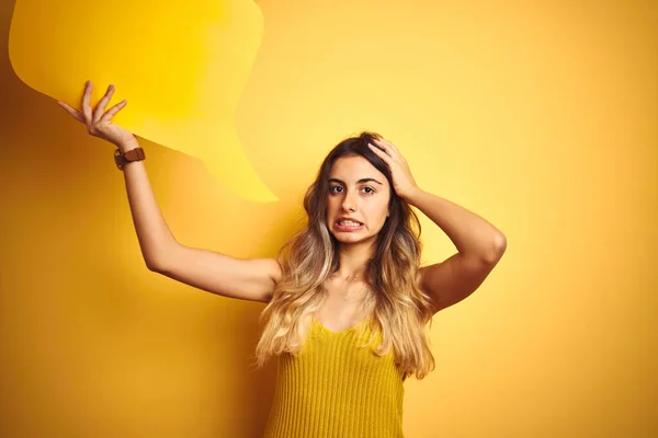 Młoda Piękna Kobieta Trzymająca Bańkę Żółtym Odizolowanym Tle Zestresowana Ręką — Zdjęcie stockowe