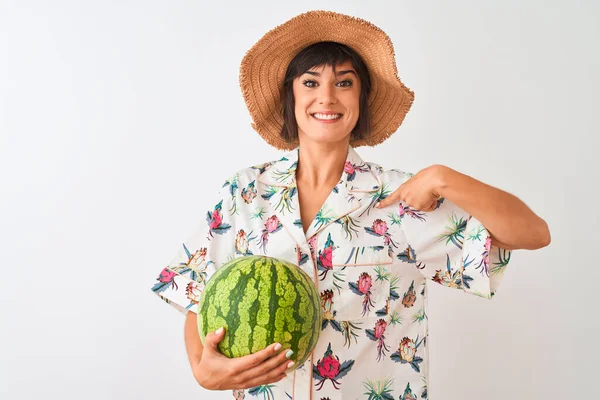 Frau Urlaub Trägt Sommermütze Hält Wassermelone Über Isolierten Weißen Hintergrund — Stockfoto