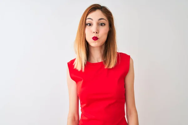 Mujer Negocios Pelirroja Con Elegante Vestido Rojo Pie Sobre Fondo — Foto de Stock