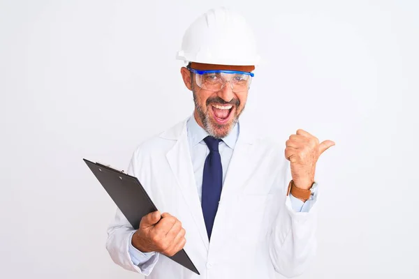 Starší Inženýr Muž Brýlemi Helmě Drží Schránku Nad Izolovaným Bílým — Stock fotografie