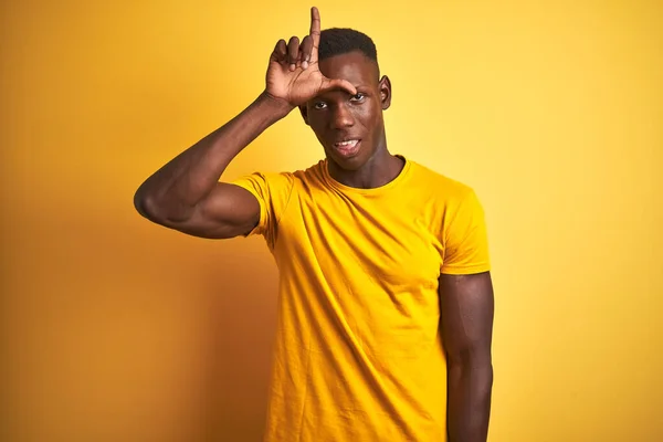 Joven Hombre Afroamericano Con Camiseta Casual Pie Sobre Fondo Amarillo — Foto de Stock