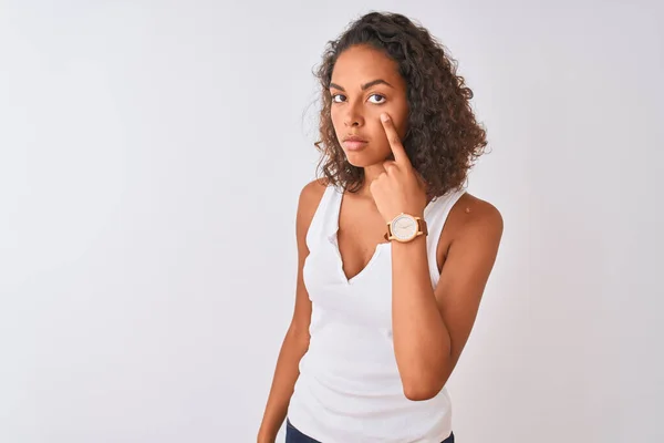 Jonge Braziliaanse Vrouw Draagt Casual Shirt Staan Geïsoleerde Witte Achtergrond — Stockfoto