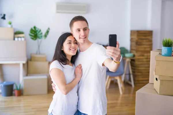 Jovem Belo Casal Feliz Nova Casa Durante Realocação — Fotografia de Stock