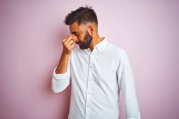 Junger Indischer Geschäftsmann Elegantem Hemd Der Vor Isoliertem Rosa Hintergrund — Stockfoto