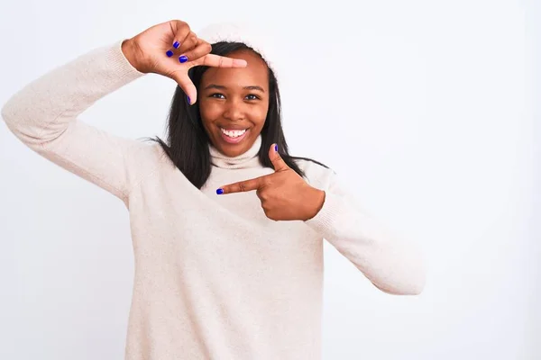 Mooie Jonge Afro Amerikaanse Vrouw Draagt Coltrui Winterhoed Glimlachend Makend — Stockfoto