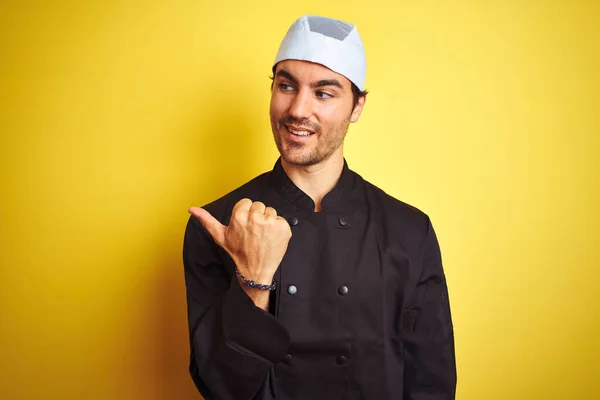 Junger Gutaussehender Koch Kocht Uniform Und Hut Vor Isoliertem Gelben — Stockfoto