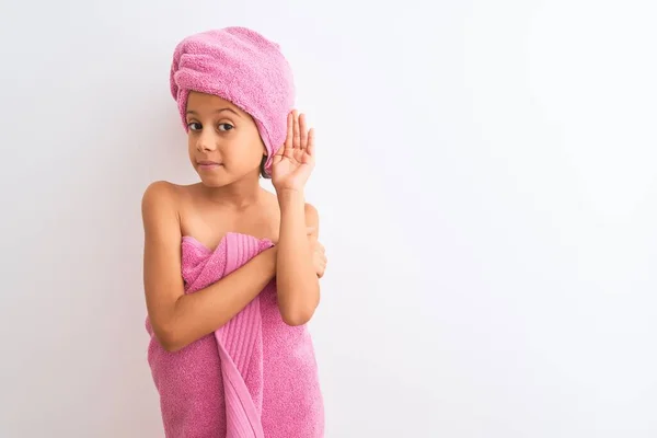 漂亮的小女孩洗完澡后穿着浴巾站在孤独的白色背景上微笑着 两手相对地听着流言或流言蜚语 失聪的概念 — 图库照片