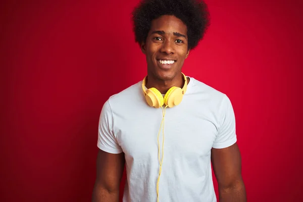 Fiatal Afro Amerikai Férfi Zenét Hallgat Fülhallgatót Használ Elszigetelt Vörös — Stock Fotó