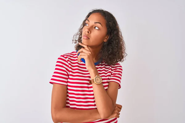 Mujer Brasileña Joven Con Camiseta Rayas Rojas Pie Sobre Fondo —  Fotos de Stock