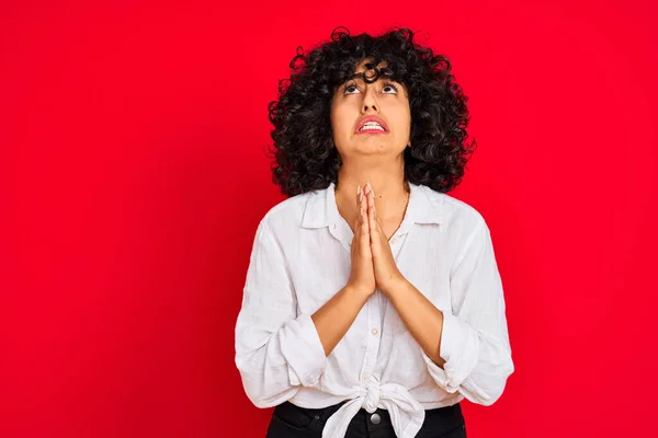 Junge Arabische Frau Mit Lockigem Haar Trägt Weißes Lässiges Hemd — Stockfoto