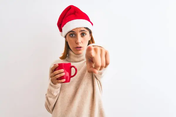 Schöne Rothaarige Frau Mit Weihnachtsmütze Die Eine Tasse Kaffee Über — Stockfoto