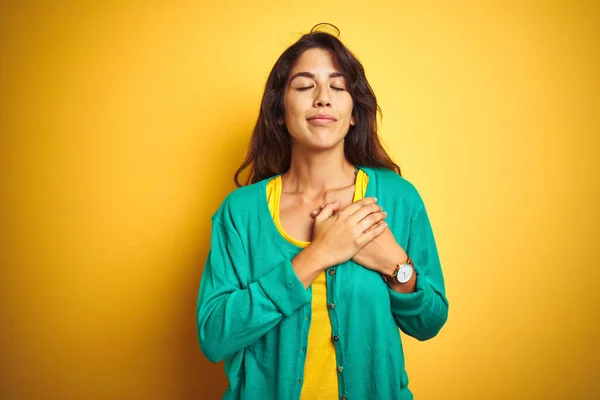 Mujer Joven Vistiendo Camiseta Suéter Verde Pie Sobre Fondo Aislado — Foto de Stock