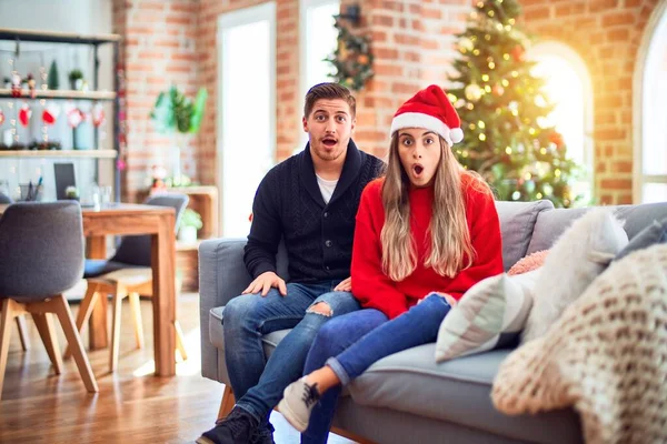 Junges Paar Mit Weihnachtsmannmütze Das Hause Auf Dem Sofa Den — Stockfoto