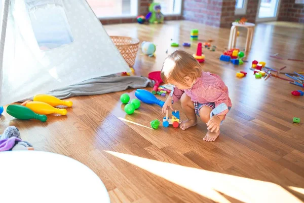Entzückendes Kleinkind Spielt Kindergarten Mit Holzklötzen Herum — Stockfoto