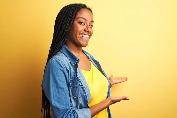 Молодая Африканская Американка Джинсовой Рубашке Стоящая Изолированном Желтом Фоне Приглашает — стоковое фото