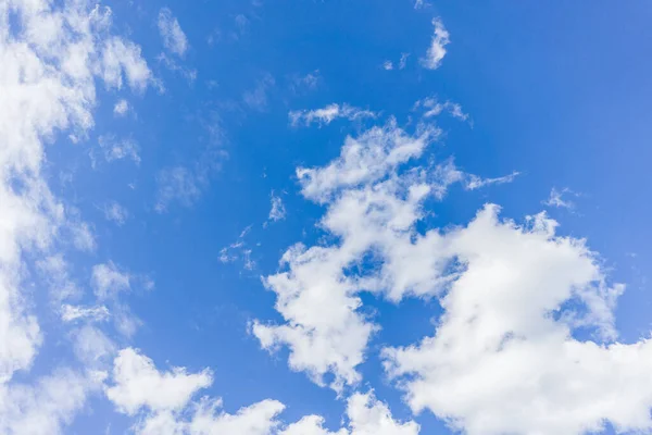 Блакитне небо в сонячний день з пухнастими хмарами — стокове фото