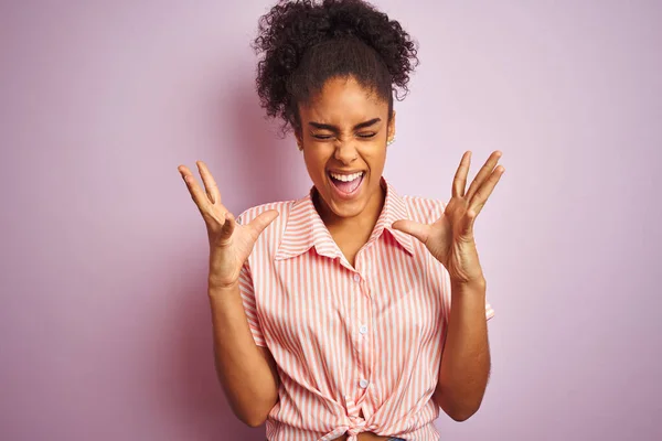 Afro Amerikaanse Vrouw Draagt Casual Gestreepte Shirt Staan Geïsoleerde Roze — Stockfoto