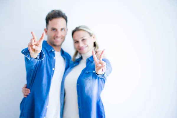 Jovem Casal Bonito Vestindo Camisa Jeans Sobre Fundo Branco Isolado — Fotografia de Stock