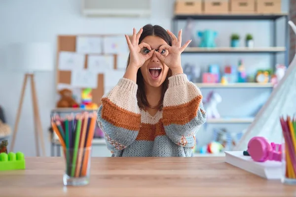 Wanita Muda Yang Cantik Mengenakan Sweater Dan Kacamata Duduk Meja — Stok Foto