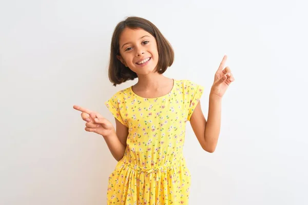 Junges Schönes Mädchen Gelbem Blumenkleid Das Vor Isoliertem Weißem Hintergrund — Stockfoto