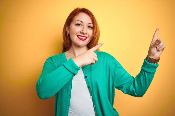 Youg Mooie Roodharige Vrouw Dragen Winter Groene Trui Geïsoleerde Gele — Stockfoto