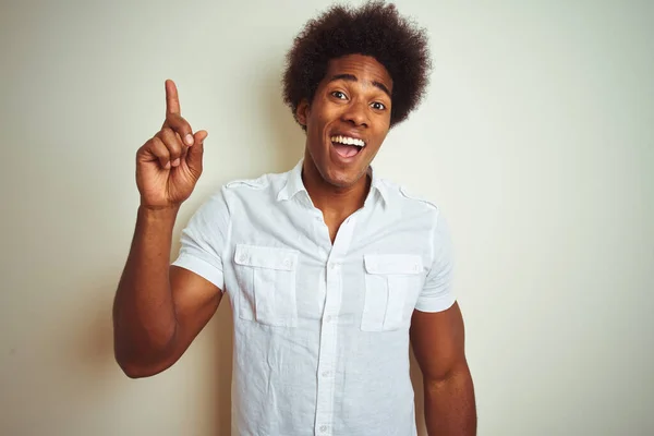 Afroamerikansk Man Med Afro Hår Bär Skjorta Stående Över Isolerad — Stockfoto