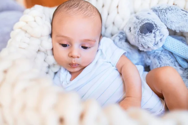 Bebê Adorável Deitado Sobre Cobertor Chão Casa Recém Nascido Relaxante — Fotografia de Stock