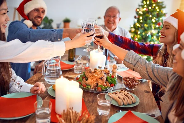 Vacker Familj Bär Tomten Hatt Möte Leende Glad Och Självsäker — Stockfoto