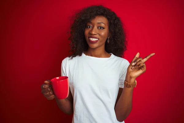 Mladý Africký Američan Žena Pití Šálek Kávy Přes Izolované Červené — Stock fotografie