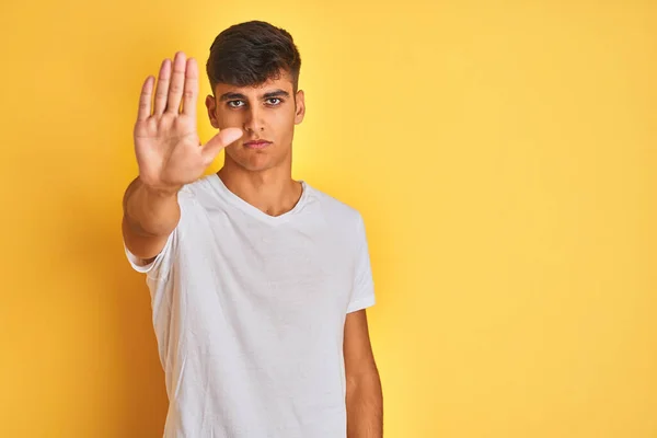 Ung Indian Man Bär Vit Shirt Stående Över Isolerad Gul — Stockfoto