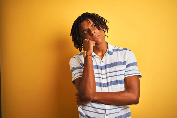 Hombre Afroamericano Con Rastas Con Camisa Rayas Sobre Fondo Amarillo —  Fotos de Stock