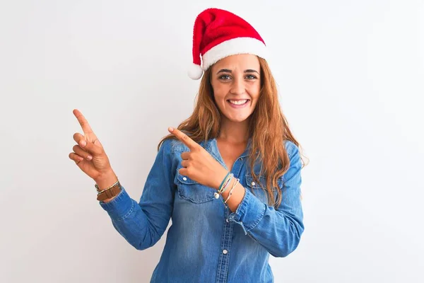 Giovane Bella Rossa Donna Indossa Cappello Natale Sfondo Isolato Sorridente — Foto Stock