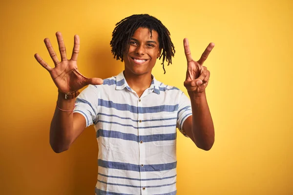 Hombre Afroamericano Con Rastas Con Camisa Rayas Sobre Fondo Amarillo —  Fotos de Stock