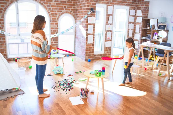 Bella Insegnante Bambino Che Gioca Tennis Utilizzando Racchetta Intorno Sacco — Foto Stock