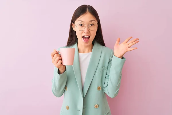 Joven Mujer Negocios China Con Gafas Bebiendo Café Sobre Fondo — Foto de Stock
