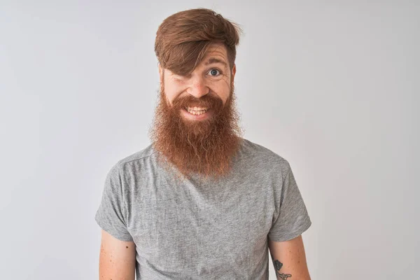 Joven Pelirrojo Irlandés Vistiendo Camiseta Pie Sobre Fondo Gris Aislado — Foto de Stock