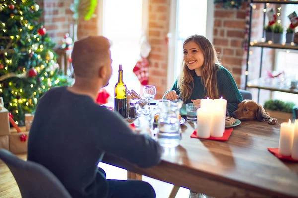 Junges Schönes Paar Das Glücklich Und Zuversichtlich Lächelt Essen Weihnachten — Stockfoto