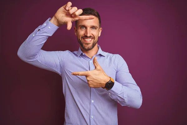 Jovem Homem Negócios Vestindo Camisa Elegante Sobre Fundo Isolado Roxo — Fotografia de Stock