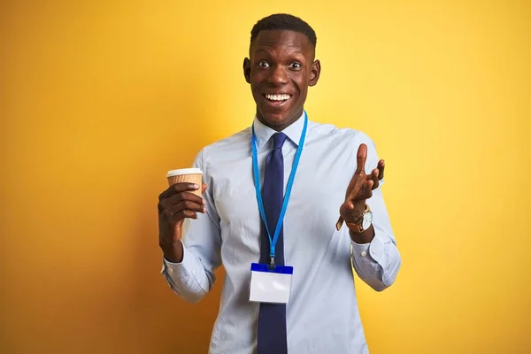 Hombre Negocios Afroamericano Con Bebiendo Café Sobre Fondo Amarillo Aislado —  Fotos de Stock
