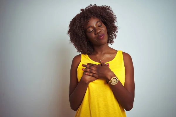 Ung Afrikansk Afro Kvinna Bär Gul Shirt Över Isolerad Vit — Stockfoto