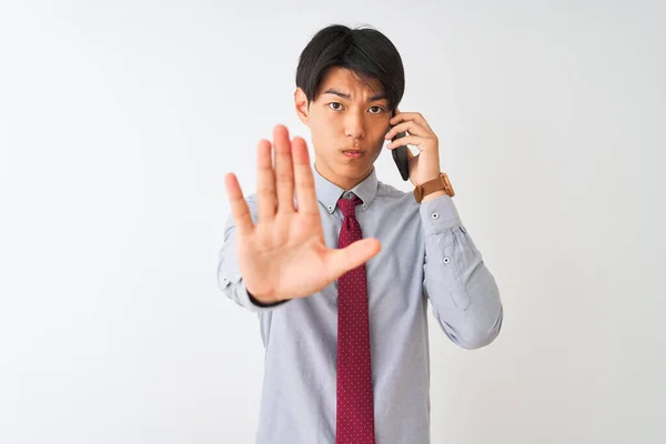 Empresario Chino Con Corbata Hablando Teléfono Inteligente Sobre Fondo Blanco — Foto de Stock